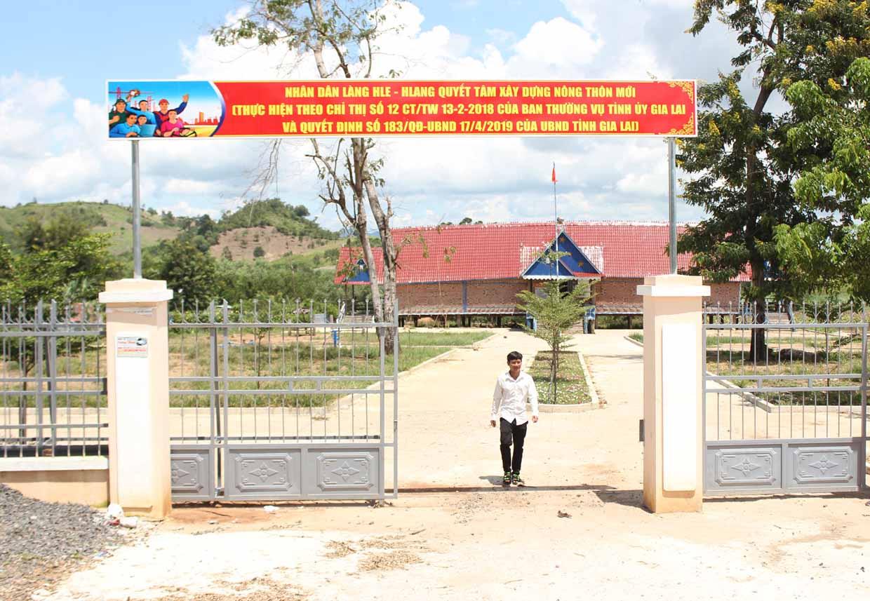 Sau 3 năm thực hiện xây dựng làng nông thôn mới trong vùng đồng bào dân tộc thiểu số đến nay làng Hle Hlang đã được công nhận đạt chuẩn nông thôn mới. Ảnh: Nguyễn Diệp