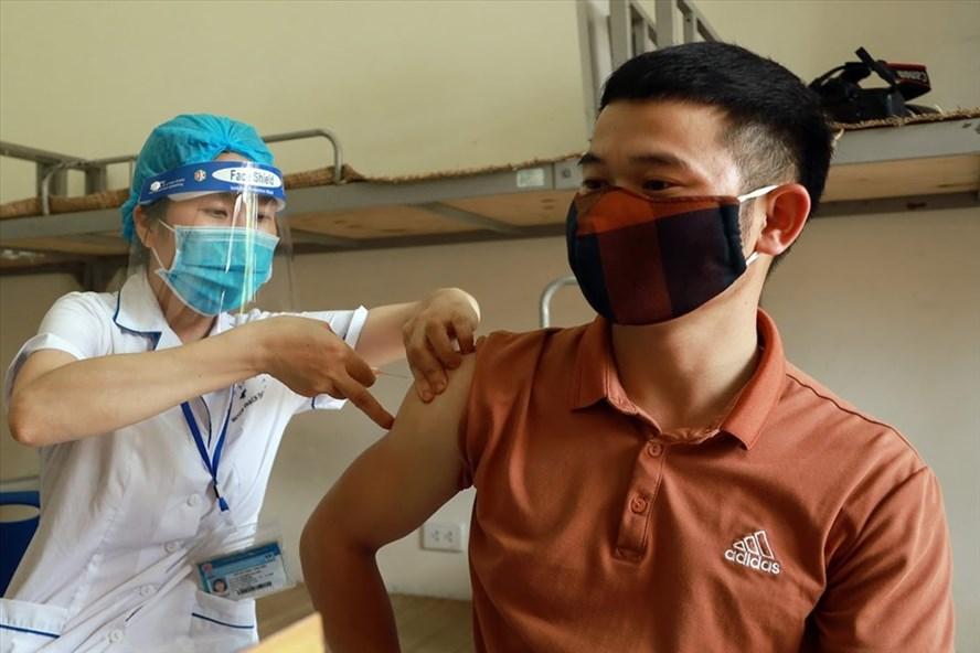 Cán bộ y tế tiêm phòng vaccine COVID-19. Ảnh: Hải Nguyễn