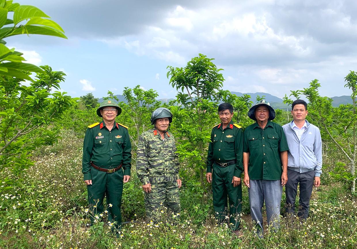 Hội CCB thị xã An Khê tổ chức cho hội viên tham quan mô hình trồng cây ăn quả ở huyện Kông Chro tháng 4-2021. Ảnh: Ngọc Minh
