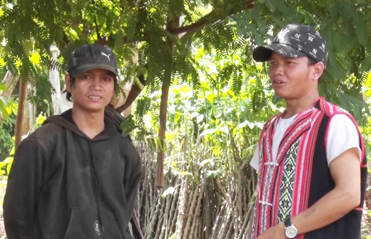 Anh Angoanh (bìa phải) được bà con trong làng yêu quý, tín nhiệm (ảnh chụp tháng 4-2021). Ảnh: H.P