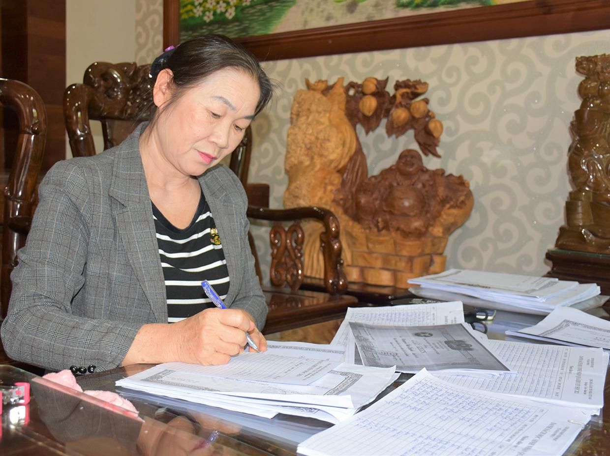 Bà Nguyễn Thị Huệ luôn miệt mài với công việc của Hội. Ảnh: Trần Dung