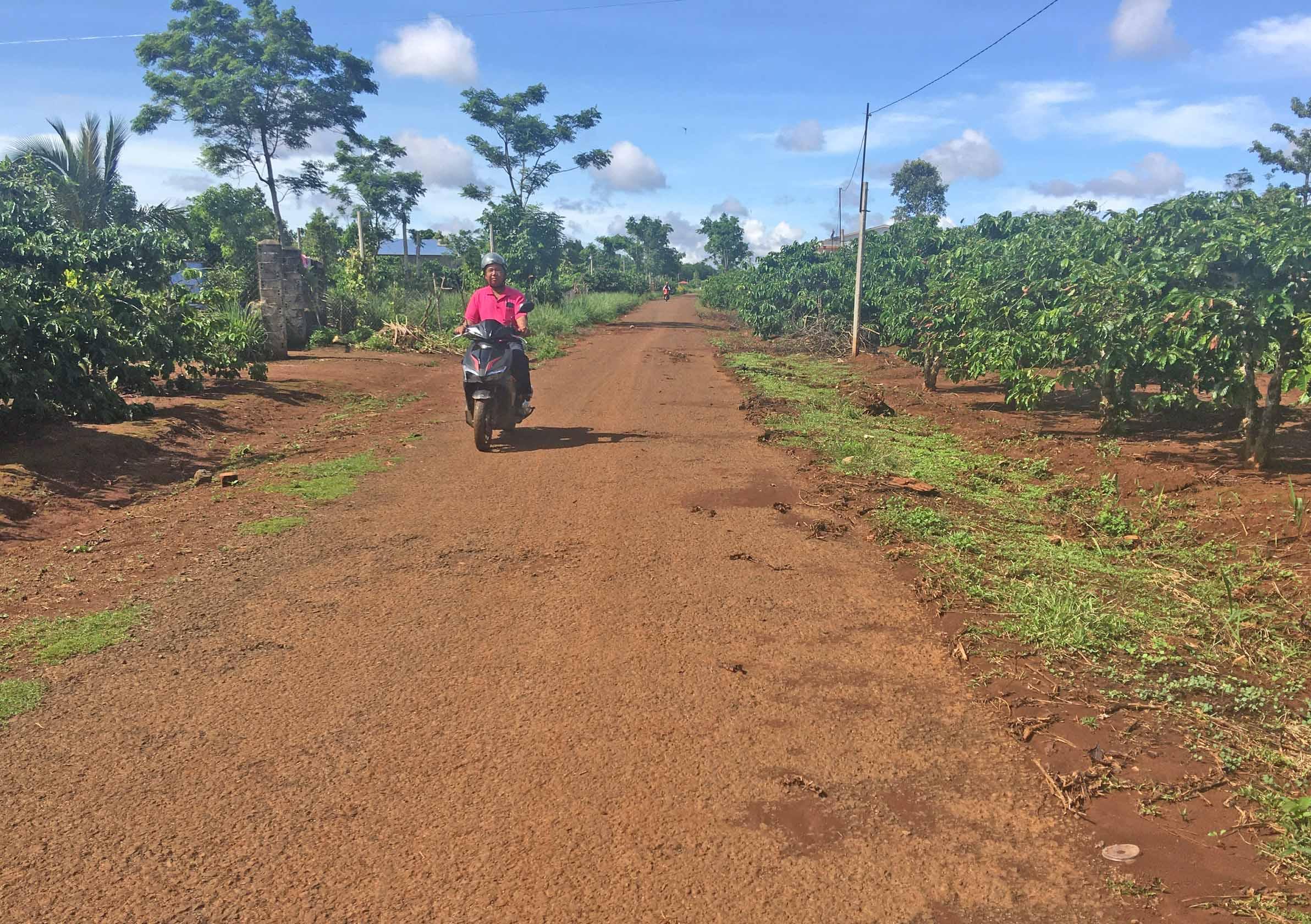 Đoạn đường đi qua khu rẫy của ông Rơ Châm Lít (làng Châm Prông) được mở rộng, tạo thuận lợi cho việc vận chuyển nông sản. Ảnh: R’Ô HOK