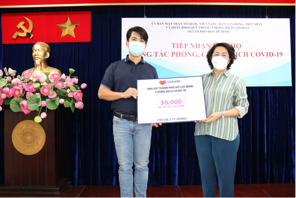 Lazada trao tặng thành phố Hồ Chí Minh 30.000 kit test nhanh Covid -19