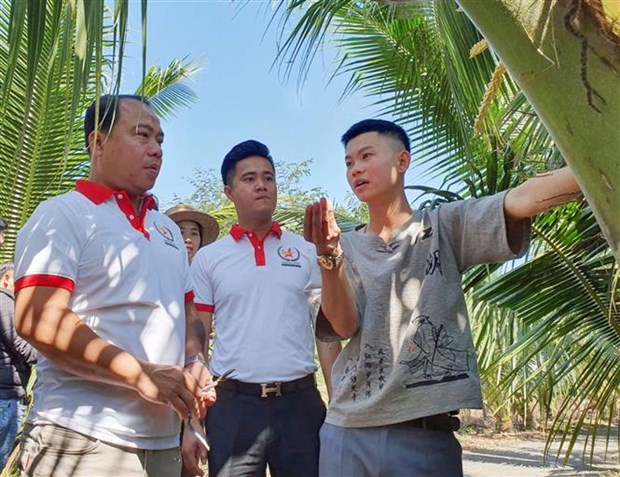 Chi hội Doanh nhân trẻ huyện Krông Pắk, tỉnh Đắk Lắk tham quan mô hình kinh tế của anh Nguyễn Đức Thành. Ảnh: TTXVN phát.