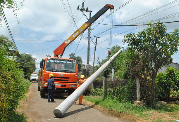 Điện lực An Khê thi công hệ thống điện ở huyện Đak Pơ. Ảnh: Hà Duy