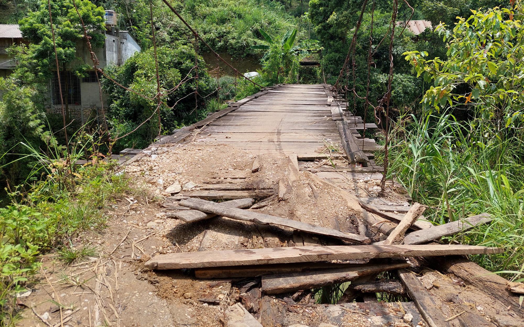 Hà Giang: Cầu treo bằng gỗ mục nát, người dân bản vùng cao “kêu cứu