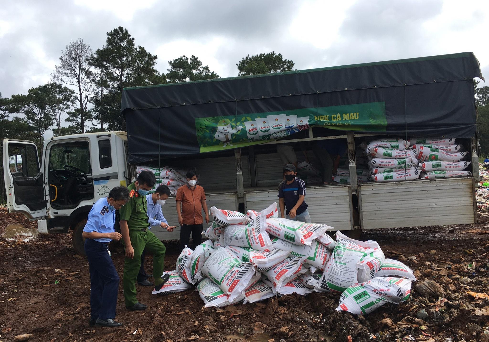 Các cơ quan chức năng chứng kiến việc tiêu hủy phân bón tại H. Bảo Lâm (Lâm Đồng). Ảnh: Lâm Viên