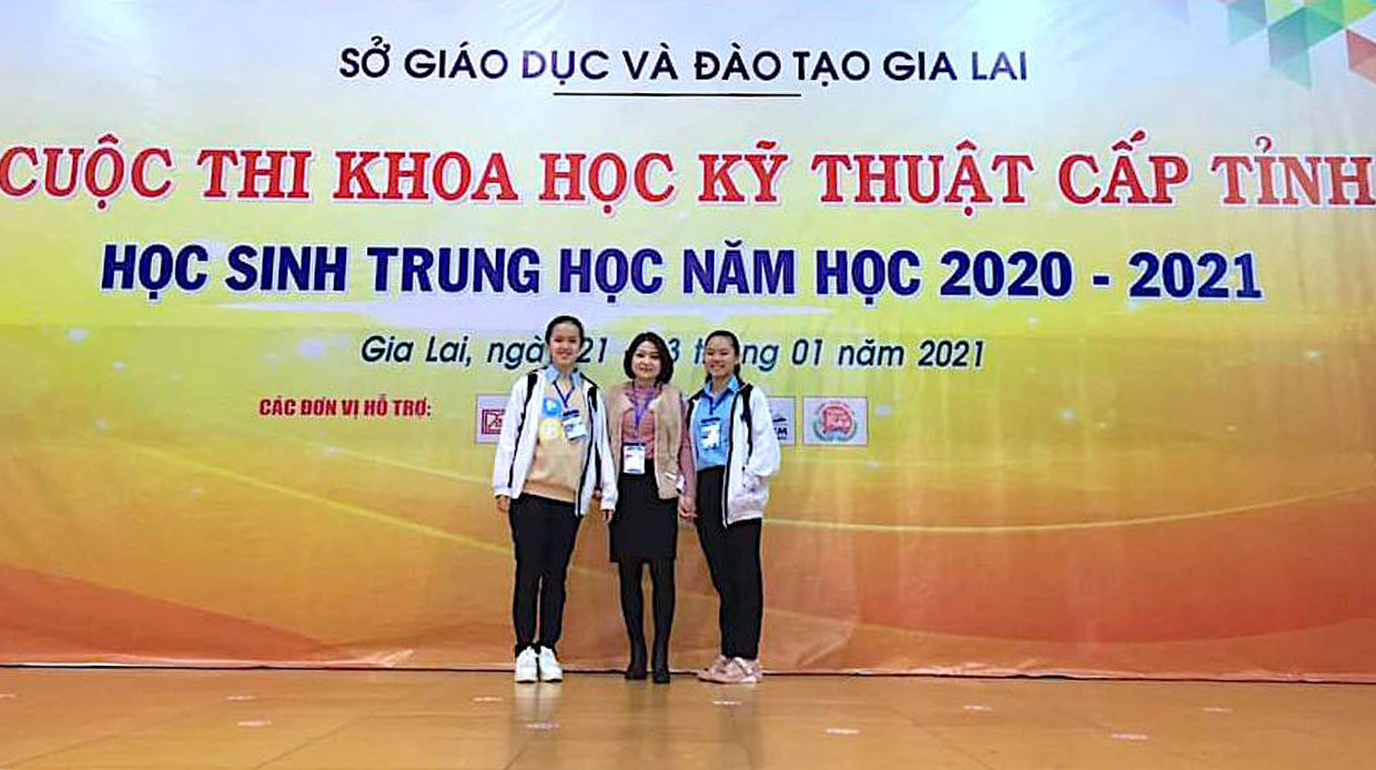 Cô Trần Thị Thu Hằng (giữa) cùng 2 học trò Trường THPT Lê Hoàn (huyện Đức Cơ) tham dự Cuộc thi Khoa học kỹ thuật cấp tỉnh học sinh trung học năm học 2020-2021 với đề tài trồng nấm bào ngư xám trên mùn cưa cây cao su. Ảnh: Mộc Trà