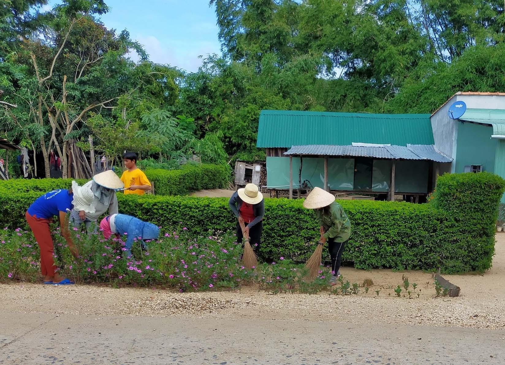 Hàng tháng người dân (làng Kon Ktonh, xã Kon Pne, huyện Kbang) tập trung tổng dọn vệ sinh đường làng, ngõ xóm. Ảnh: Ngọc Minh