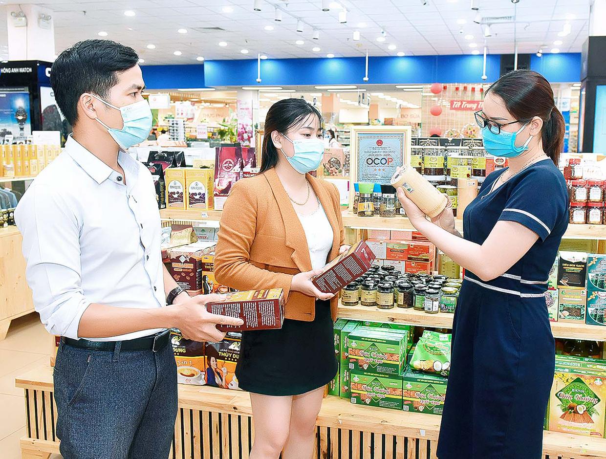 Gian hàng trưng bày các sản phẩm OCOP tỉnh Gia Lai tại Siêu thị Co.op Mart Pleiku. Ảnh: Đức Thụy