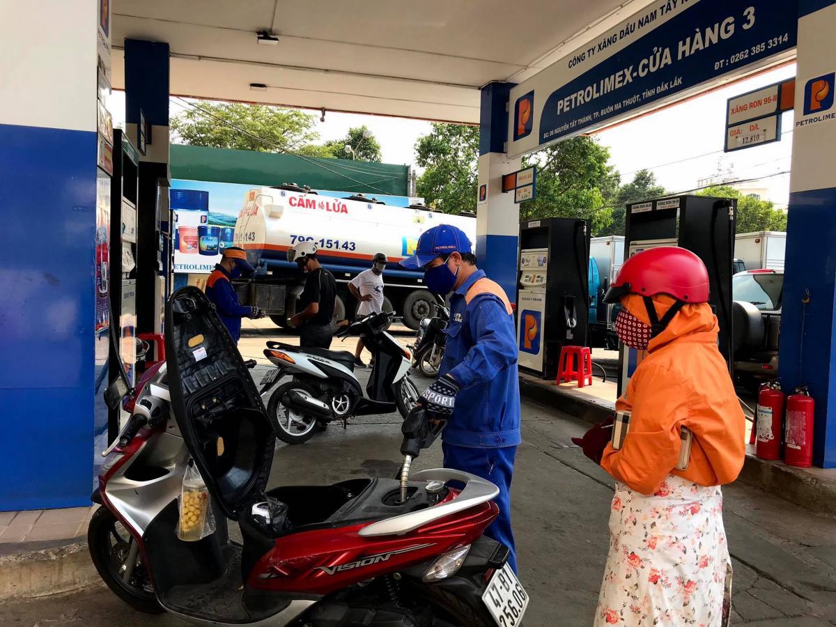 Khách mua xăng tại Công ty Xăng dầu Nam Tây Nguyên