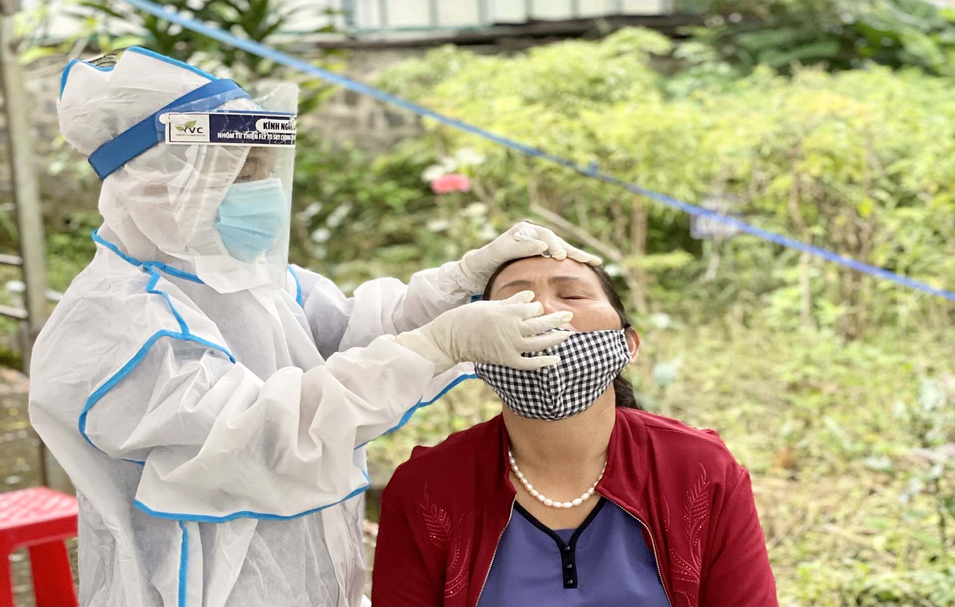 Nhân viên Y tế lấy mẫu xét nghiệm cho người dân trên địa bàn phường Phù Đổng, TP. Pleiku. Ảnh: Như Nguyện