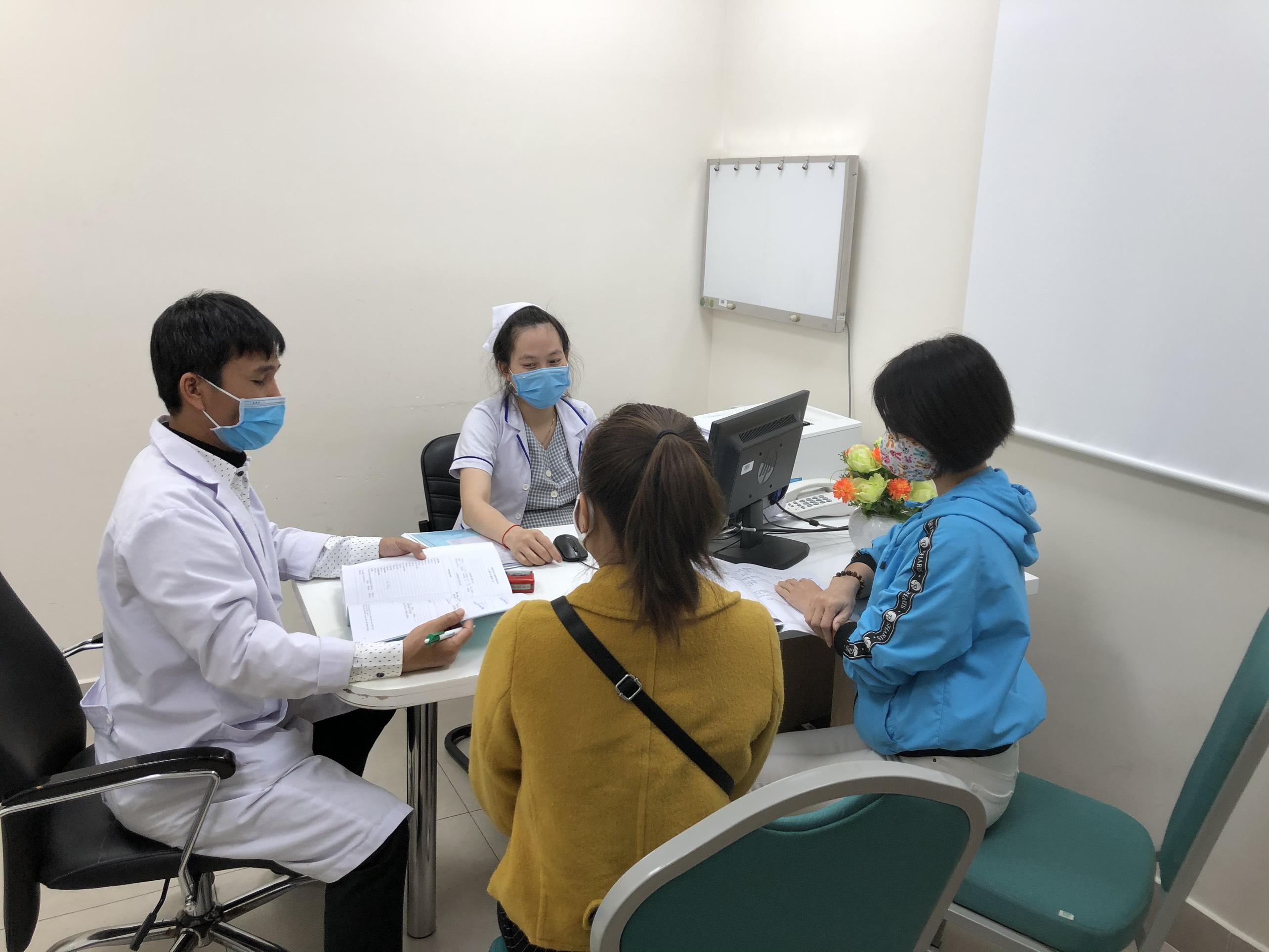 Người lao động đều được khám sức khỏe định kỳ tại cơ sở y tế uy tín. Ảnh: Lê Văn Ngọc