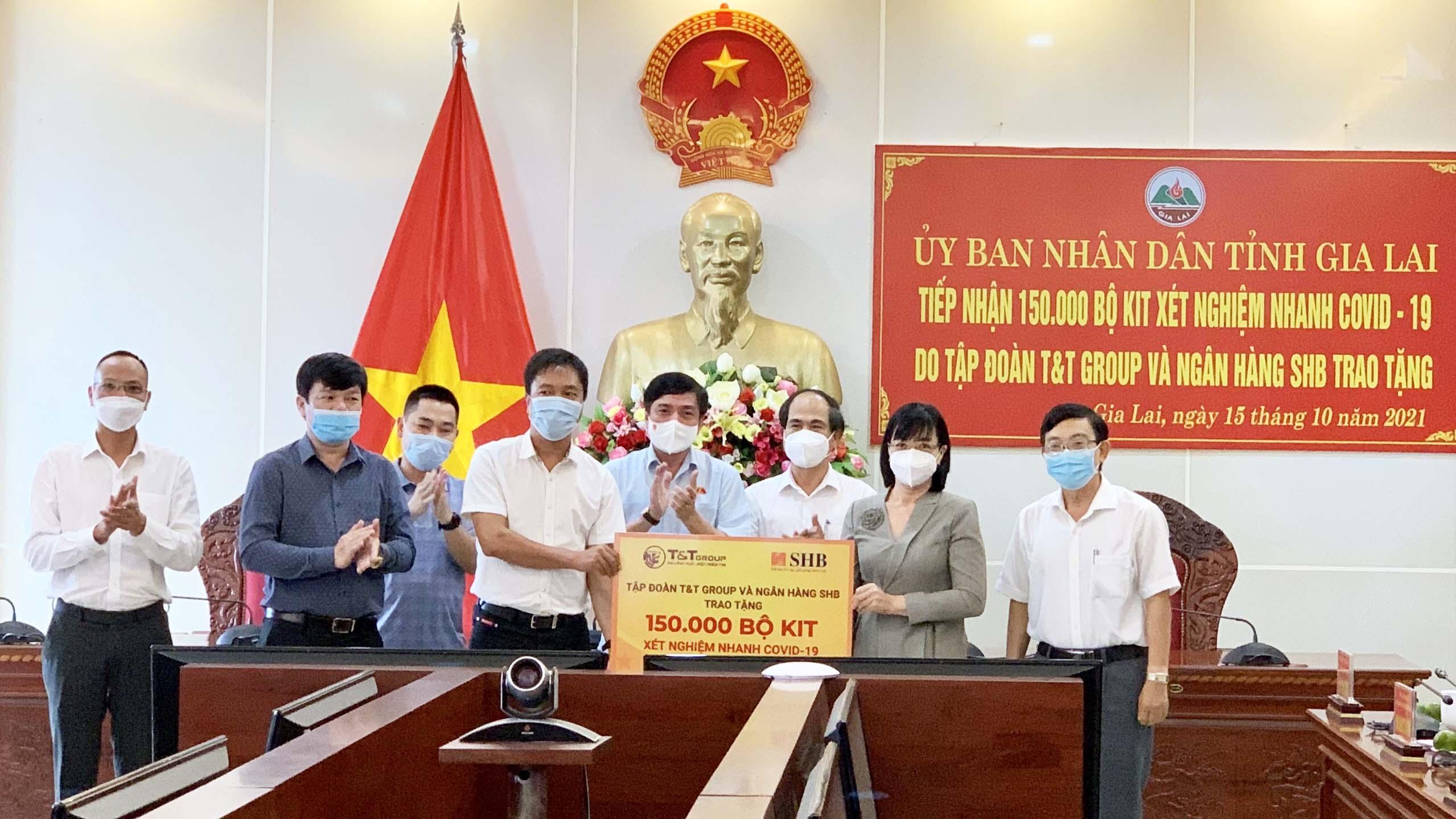 Ủy ban nhân dân tỉnh tiếp nhận 150.000 bộ kit xét nghiệm nhanh Covid-19 do Tập đoàn T&T và Ngân hàng SHB trao tặng. Ảnh: Đinh Yến