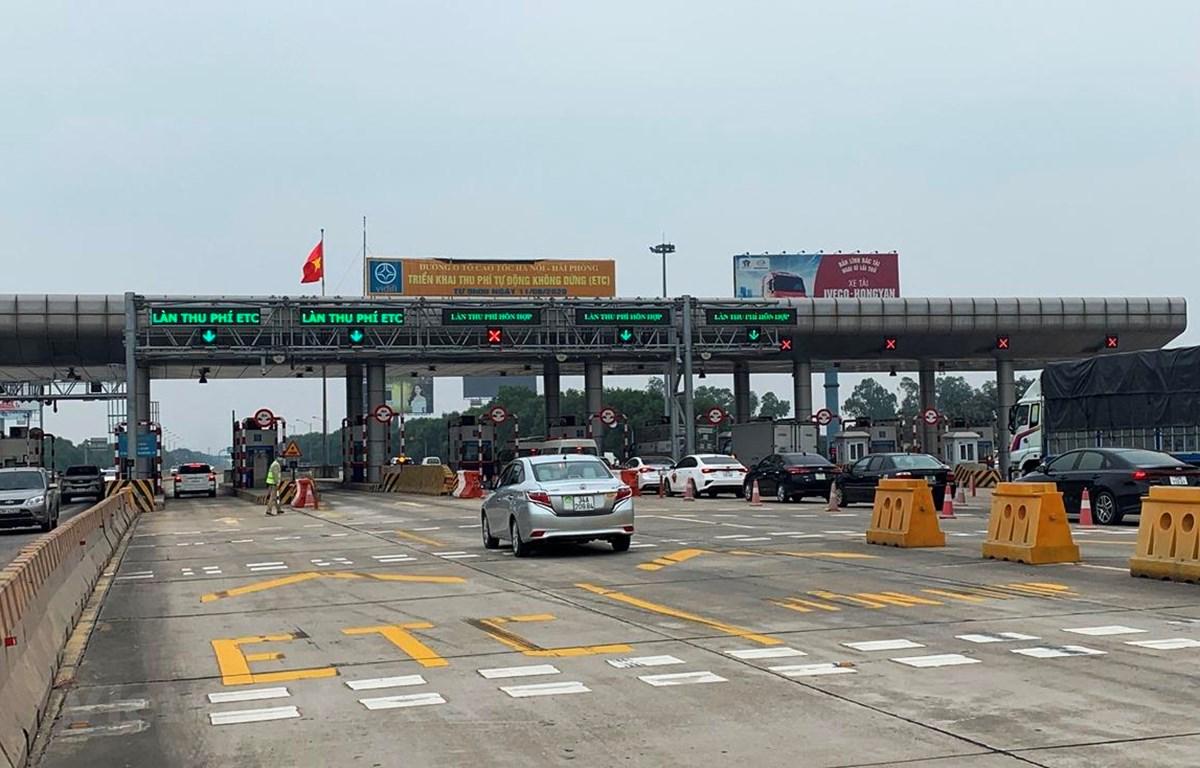 Phương tiện đi vào làn thu phí tự động không dừng tại trạm thu phí đầu tuyến cao tốc Hà Nội-Hải Phòng. Ảnh: Việt Hùng/Vietnam+