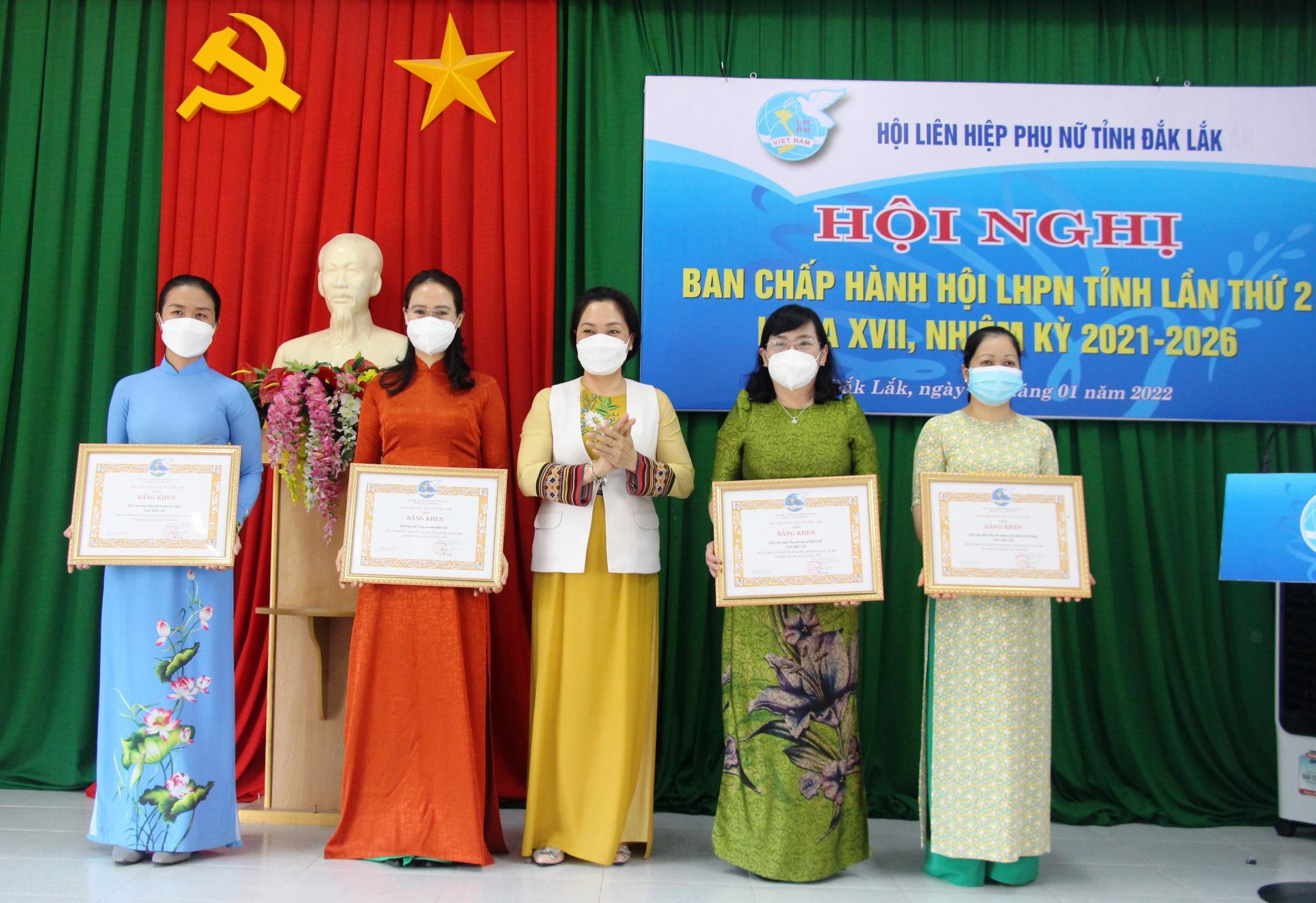 Các tập thể, cá nhân có thành tích xuất sắc nhận Bằng khen của Trung ương Hội