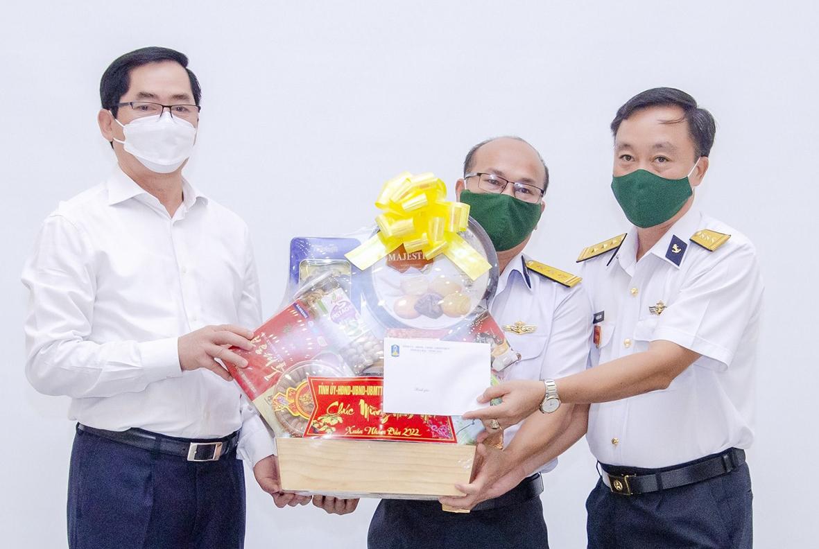 Ông Phạm Viết Thanh, Ủy viên Trung ương Đảng, Bí thư Tỉnh ủy, Chủ tịch HĐND tỉnh tặng quà Tết cán bộ, chiến sĩ Lữ đoàn 171.