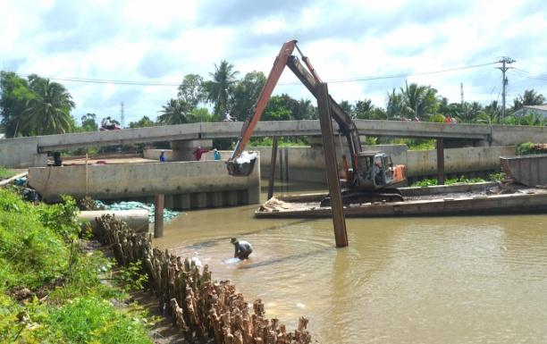 Đầu tư công trình thuỷ lợi tại huyện Mang Thít, tỉnh Vĩnh Long. Ảnh: Vĩnh Long.