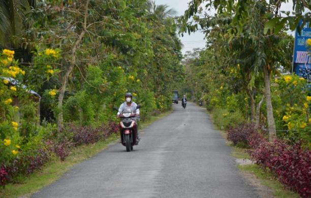 Đường quê ở Vĩnh Long ngày càng khang trang, sạch đẹp. Ảnh: Minh Đảm.