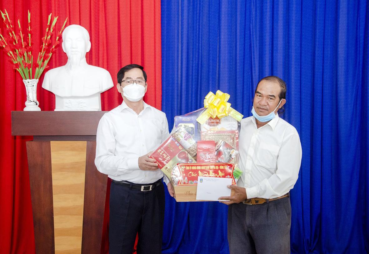 Ông Phạm Viết Thanh, Ủy viên Trung ương Đảng, Bí thư Tỉnh ủy, Chủ tịch HĐND tỉnh tặng quà Tết đồng bào dân tộc Châu Ro ở khu phố Vinh Thanh, TT. Ngãi Giao (huyện Châu Đức).
