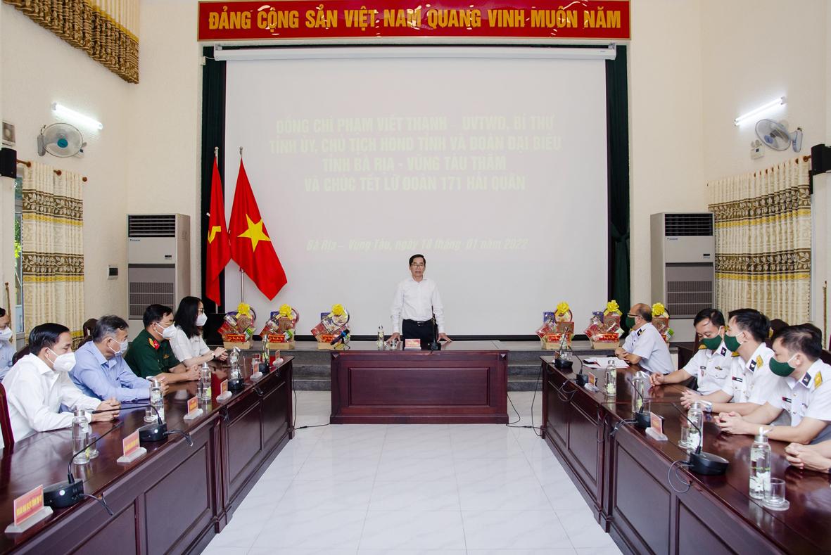 Ông Phạm Viết Thanh, Ủy viên Trung ương Đảng, Bí thư Tỉnh ủy, Chủ tịch HĐND tỉnh chúc Tết cán bộ, chiến sĩ Lữ đoàn 171.