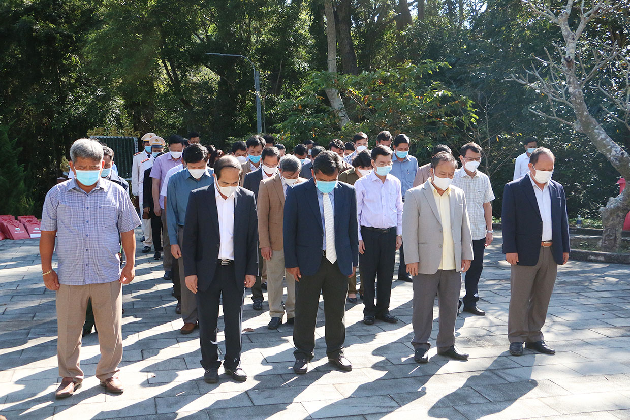 Đoàn công tác của Thường trực Tỉnh ủy dành một phút mặc niệm để tưởng nhớ Chủ tịch Hồ Chí Minh và các anh hùng đã hy sinh vì độc lập dân tộc. Ảnh: Quang Tấn