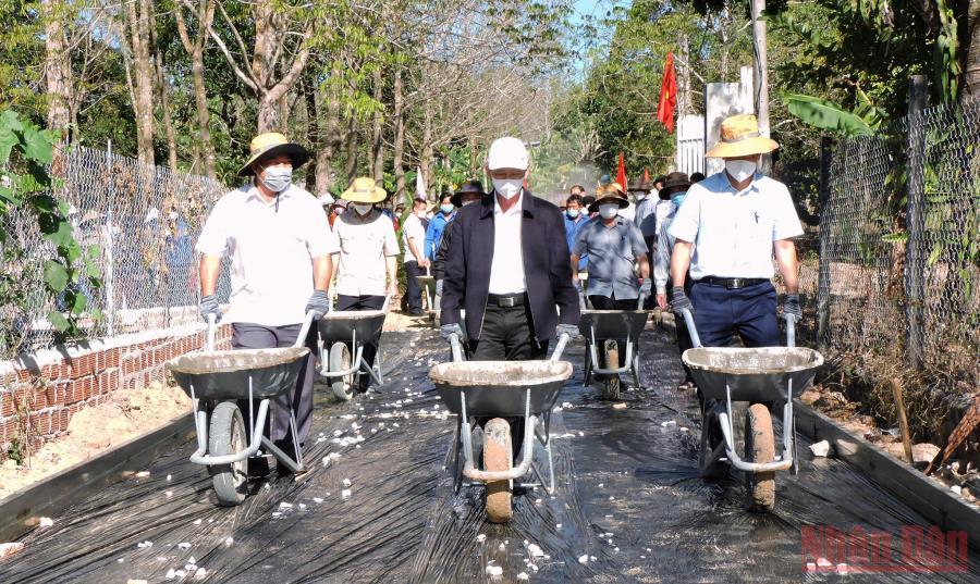 Đồng chí Dương Văn Trang, Uỷ viên Trung ương Đảng, Bí thư Tỉnh uỷ, Chủ tịch HĐND tỉnh Kon Tum tham gia đổ khối bê tông đầu tiên làm tuyến đường thôn Kon Hring, xã Đăk Blà, thành phố Kon Tum.