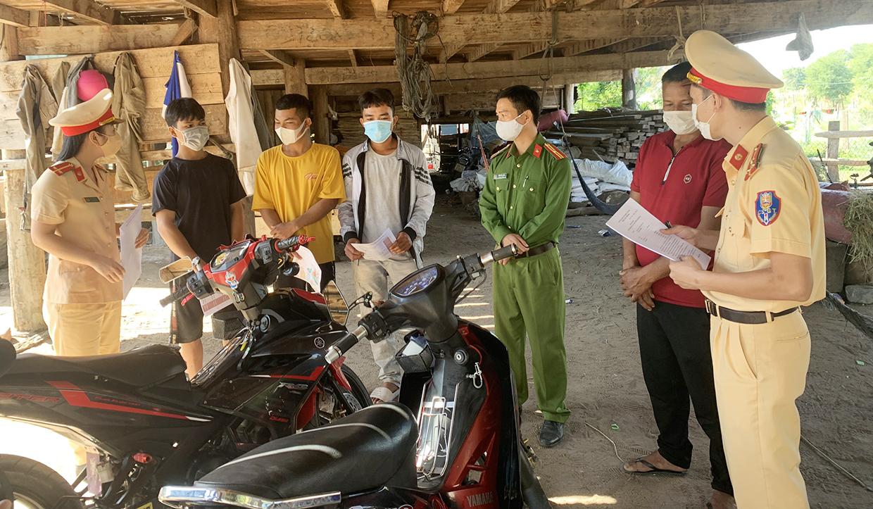 Lực lượng Công an thị xã Ayun Pa tuyên truyền Luật Giao thông đường bộ cho người dân buôn Phu Ma Miơng (xã Ia Rtô). Ảnh: Vũ Chi