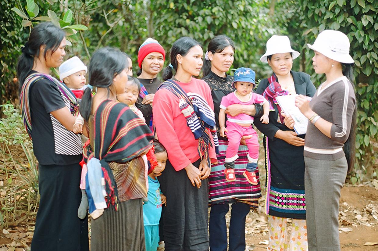 Tuyên truyền về phòng-chống bạo lực gia đình ở vùng dân tộc thiểu số (ảnh chụp trước tháng 4-2021). Ảnh: Thanh Nhật