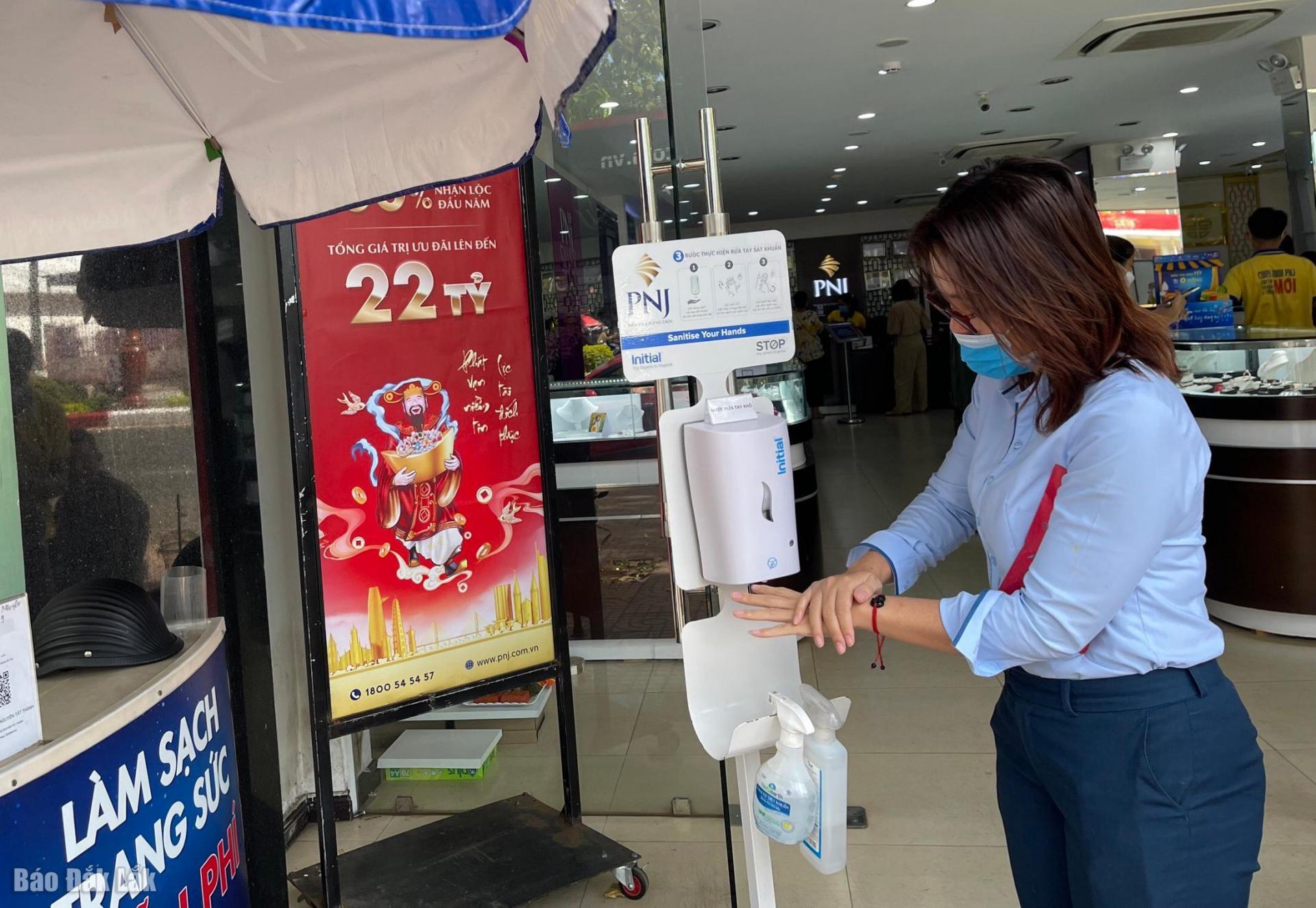 Khách được yêu cầu xịt sát khuẩn trước khi vào mua sắm