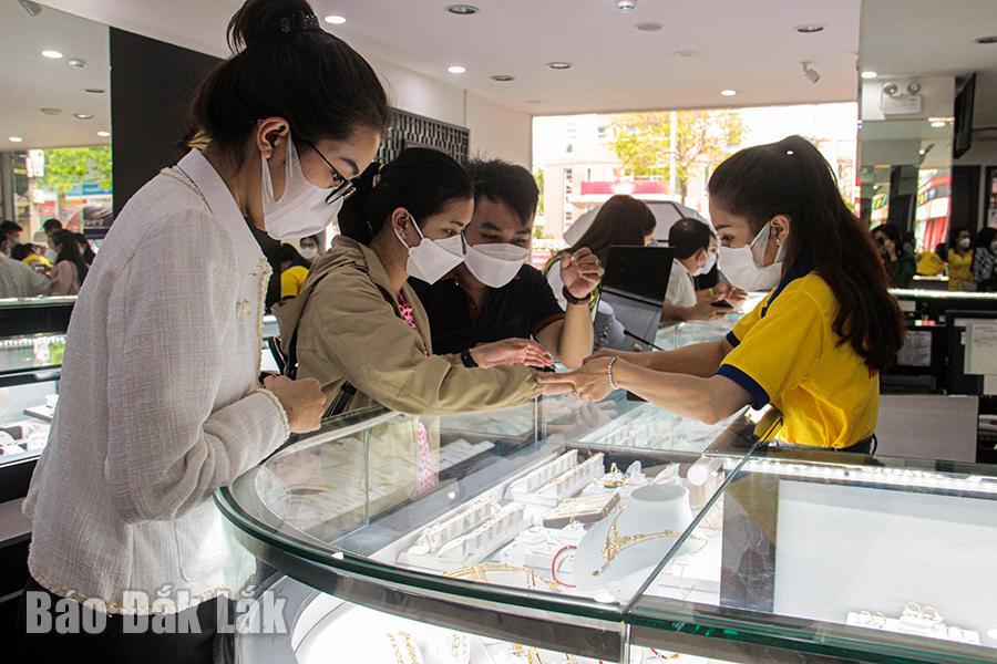 Khách cọn mua vàng tại Cửa hàng PNJ, chi nhánh Buôn Ma Thuột