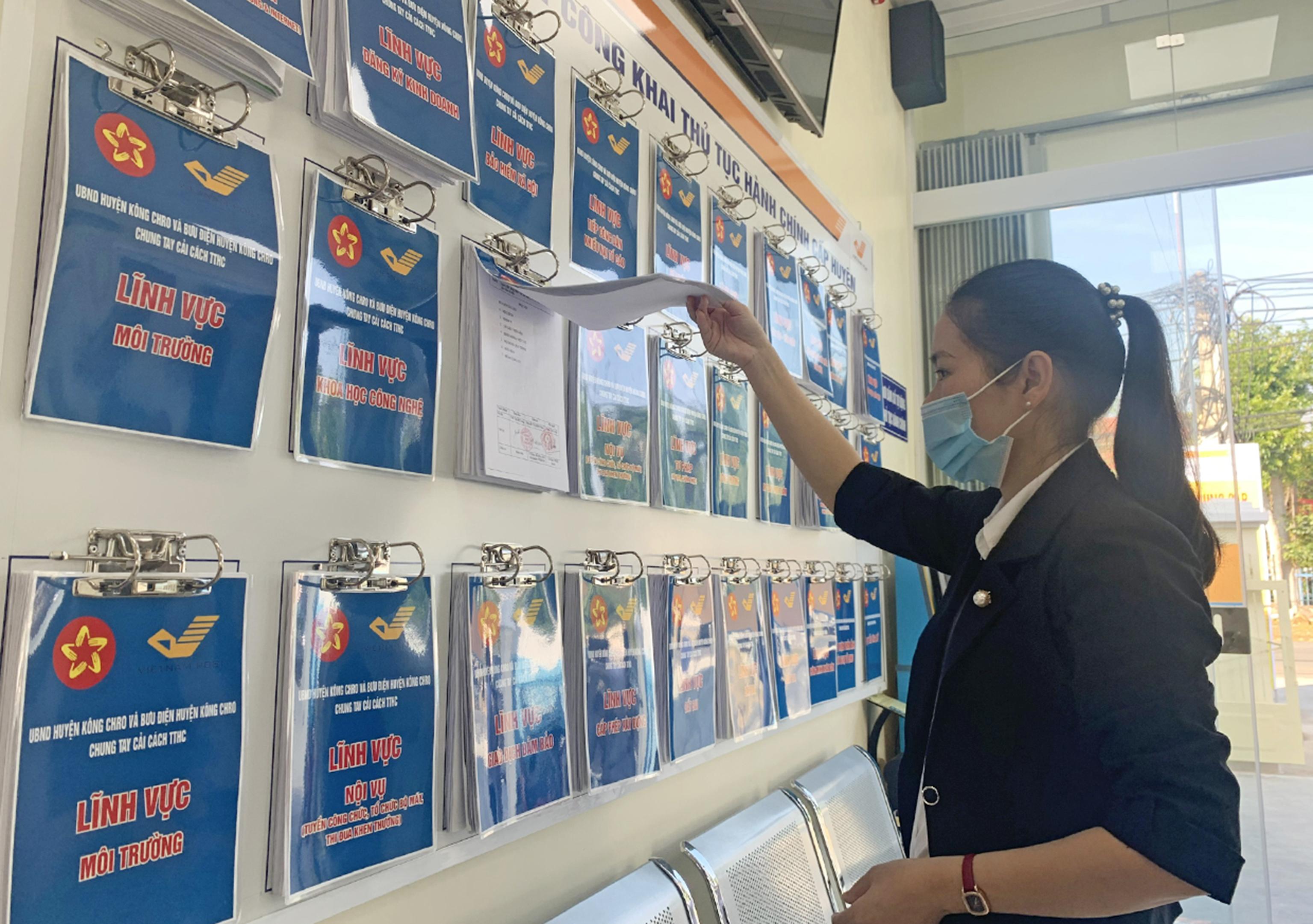 Thủ tục hành chính ở các lĩnh vực được niêm yết công khai, minh bạch ngay trụ sở Bưu điện huyện Kông Chro. Ảnh: Phương Vi