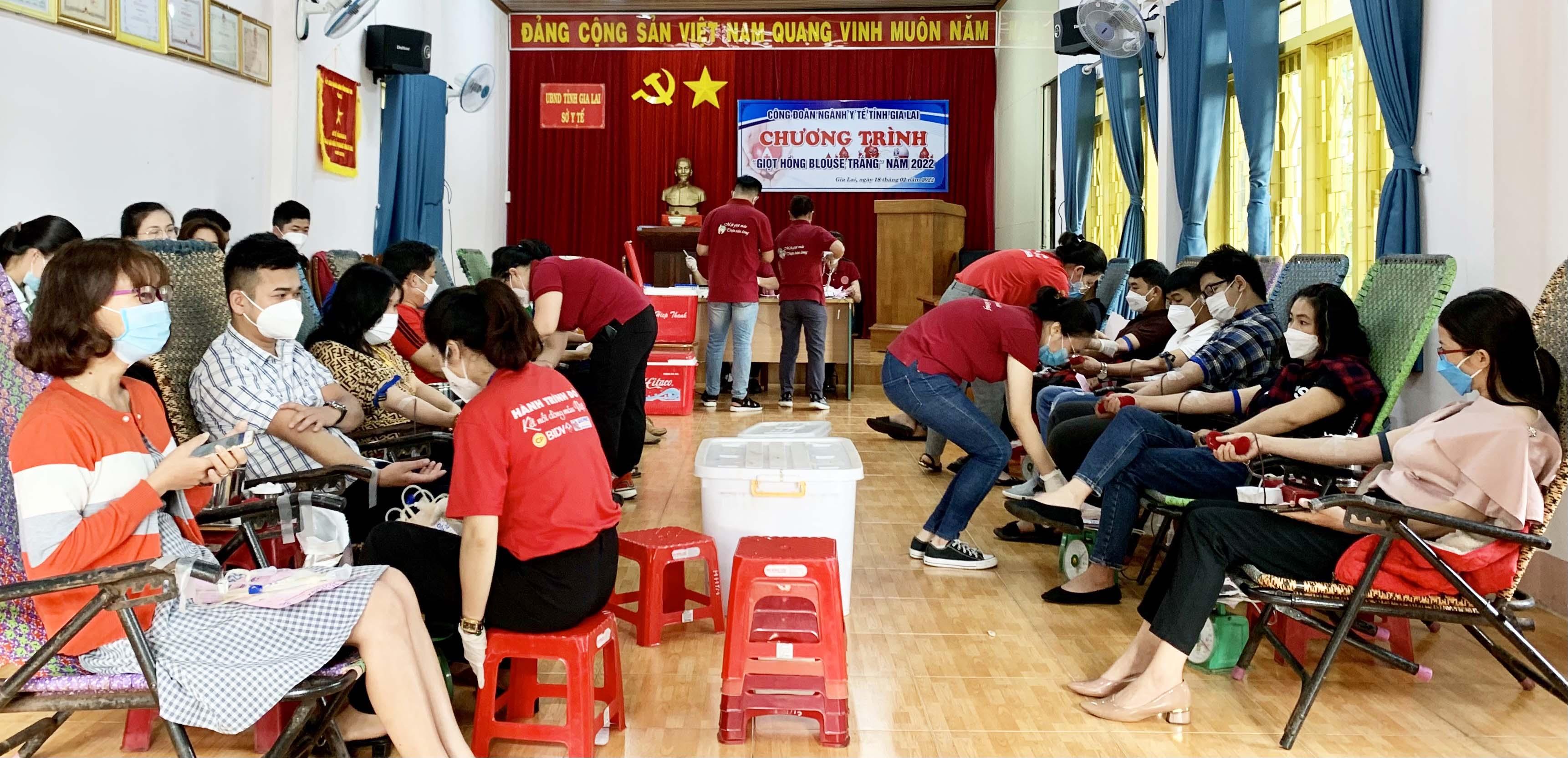 Chương trình “Giọt hồng Blouse trắng” lần thứ 3 do Công đoàn ngành Y tế Gia Lai tổ chức, thu được 93 đơn vị máu an toàn bổ sung cho nhu cầu máu cấp cứu và điều trị cho người bệnh trên địa bàn tỉnh, Ảnh: Như Nguyện