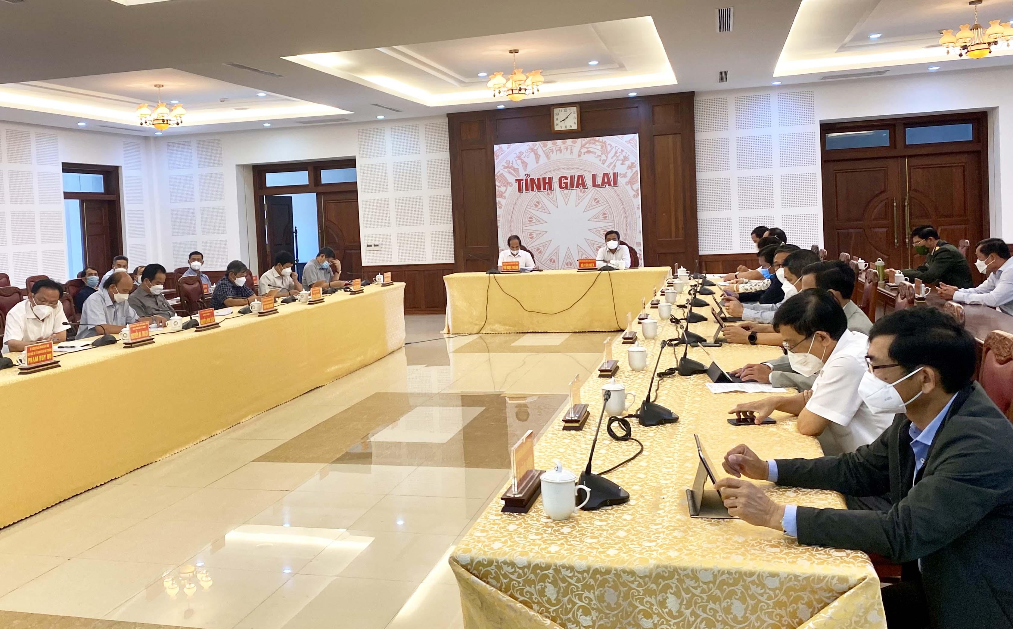 Dự Hội nghị tại điểm cầu Gia Lai có các đồng chí_ Hồ Văn Niên-Ủy viên Ban Chấp hành Trung ương Đảng, Bí thư Tỉnh ủy, Chủ tịch HĐND tỉnh_ Võ Ngọc Thành- Phó Bí thư Tỉnh ủy, Chủ tịch UBND tỉnh (1)