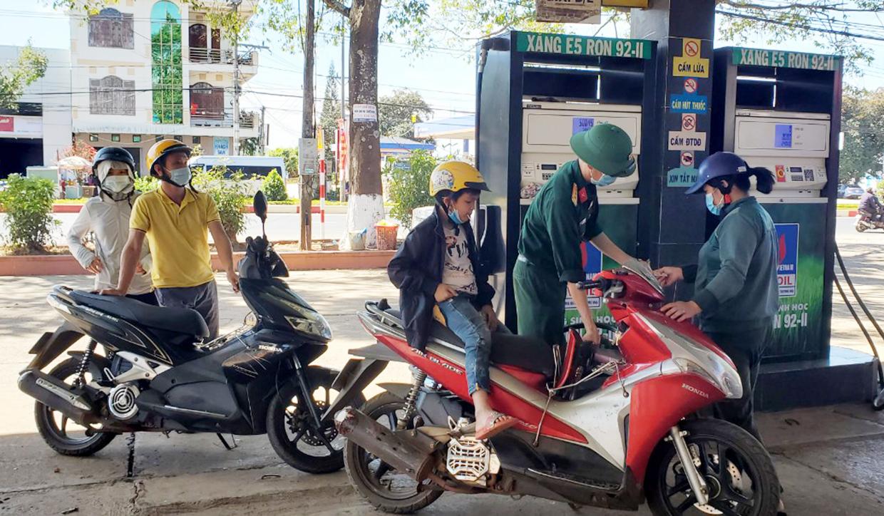 Các cửa hàng xăng dầu trên địa bàn TP. Pleiku vẫn mở cửa hoạt động bình thường sau Tết Nguyên đán. Ảnh: Sơn Ca