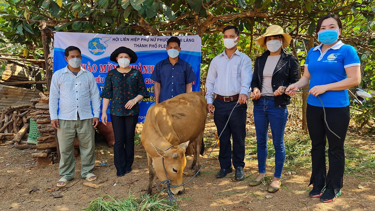 Hội LHPN phường Chi Lăng trao bò cho hội viên phụ nữ khó khăn tại làng Chăm Neerh (phường Chi Lăng, TP. Pleiku). Ảnh: Bá Bính