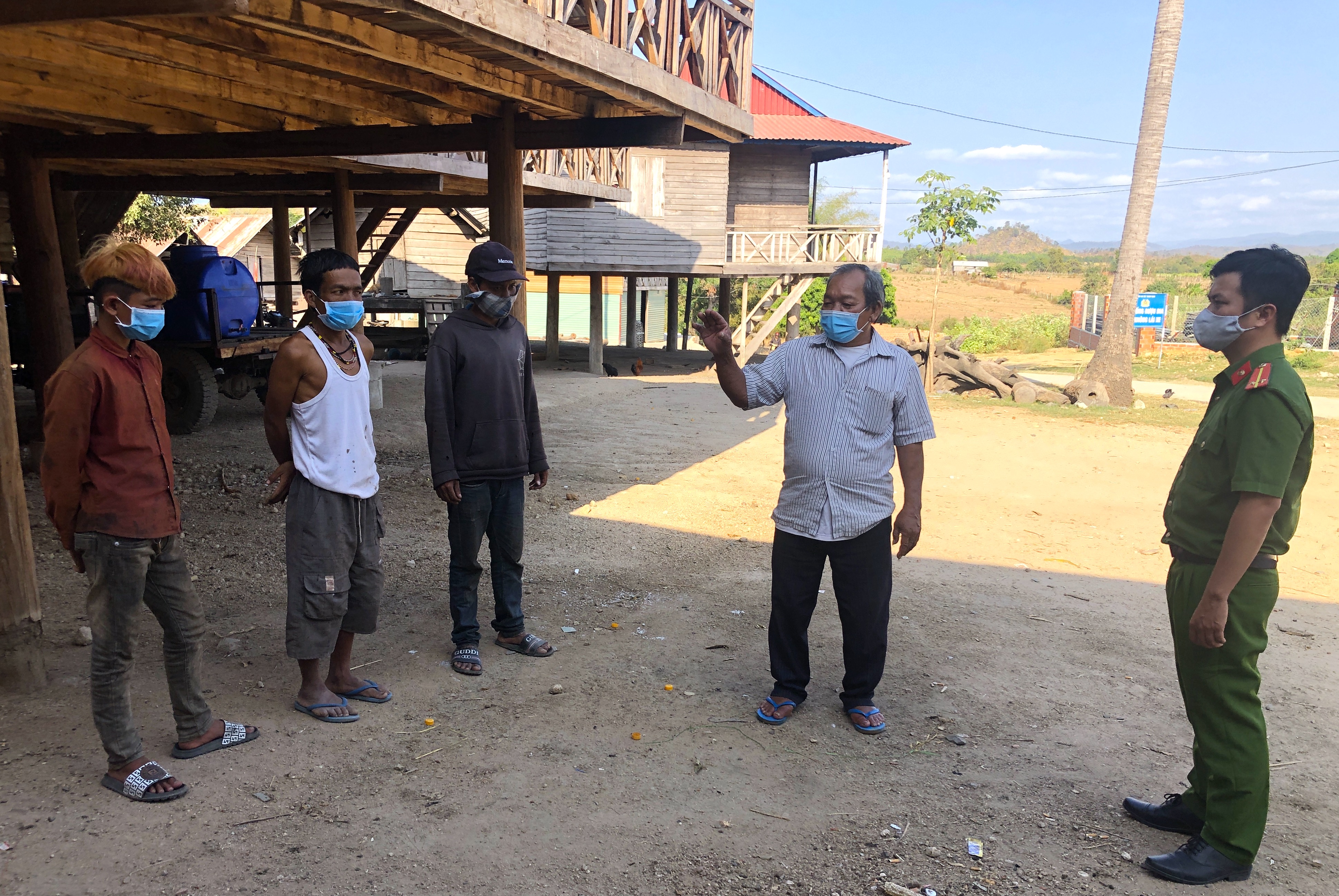 Khi có lực lượng Công an chính quy tham gia, công tác tuyên truyền vận động người dân tại xã Yang Nam (huyện Kông Chro) hiệu quả hơn. Ảnh: Ngọc Minh