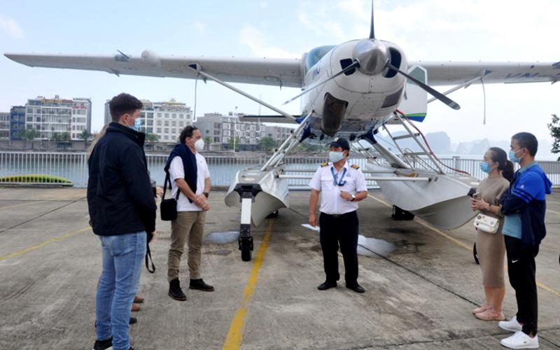 Dịch vụ bay ngắm Vịnh Hạ Long tại khu du lịch quốc tế Tuần Châu ngày càng thu hút du khách đến trải nghiệm. Ảnh: QUANG THỌ