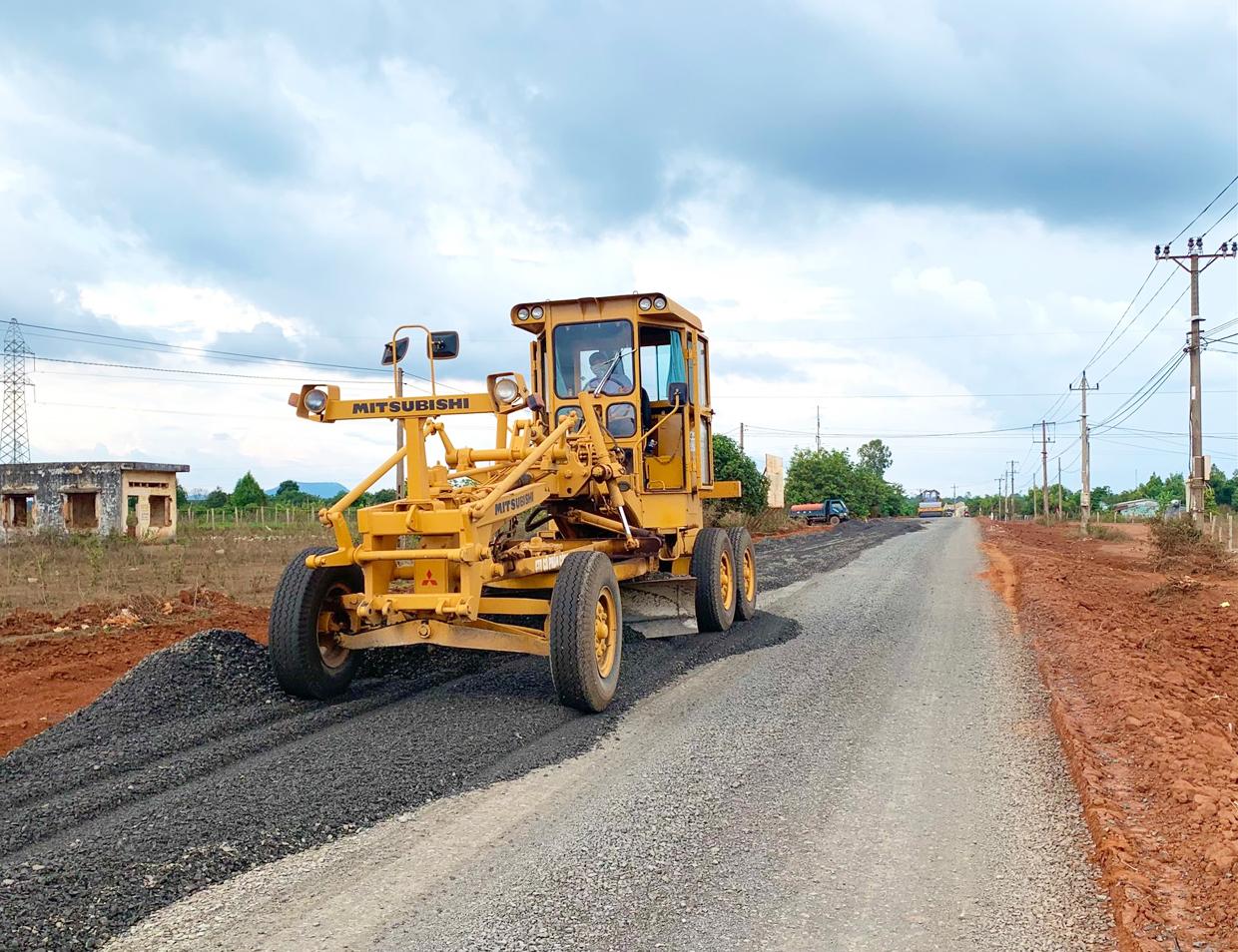 Thi công tỉnh lộ 665 đoạn xã Ia Tôr-Ia Băng (huyện Chư Prông). Ảnh: Hà Duy