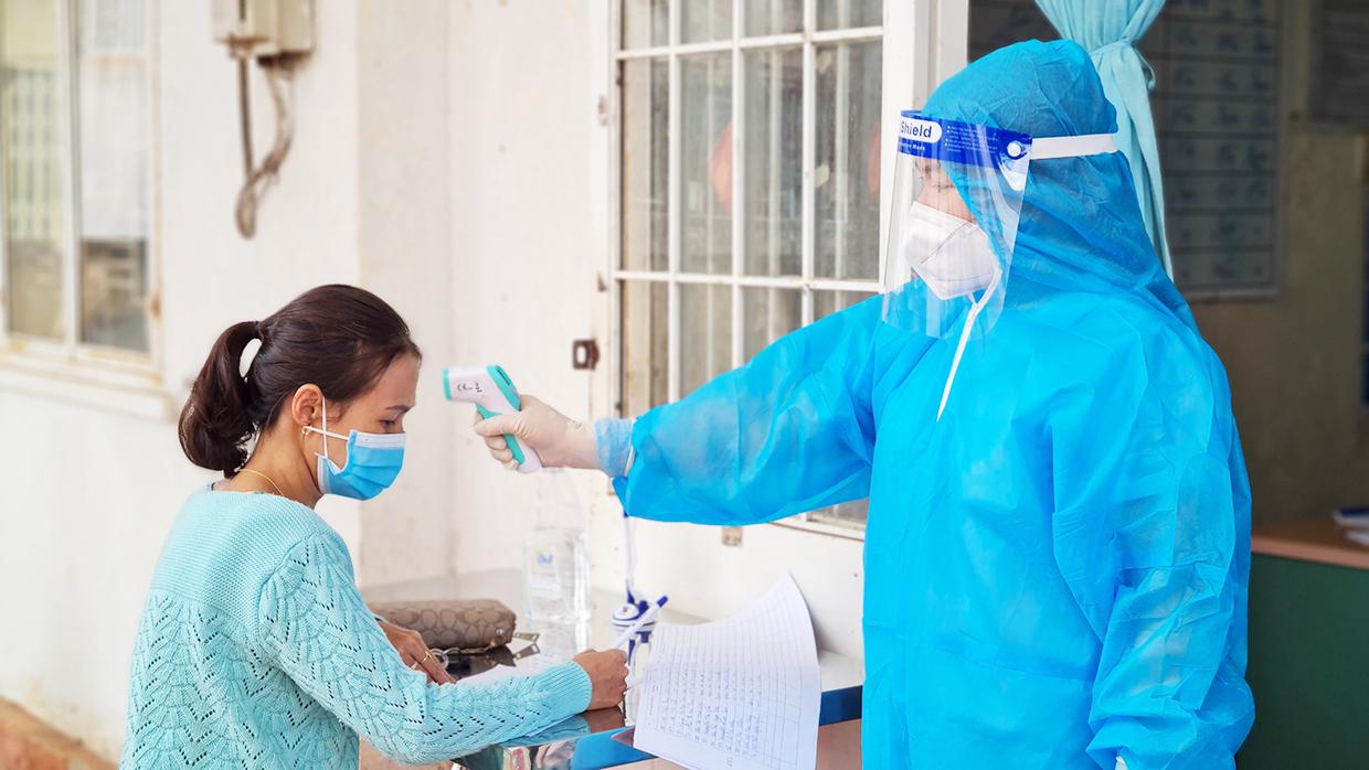 Nhân viên y tế đo thân nhiệt người dân tới khai báo y tế tại trạm y tế phường Đống Đa (TP. Pleiku). Ảnh: Bá BínhNhân viên y tế đo thân nhiệt người dân tới khai báo y tế tại trạm y tế phường Đống Đa (TP. Pleiku). Ảnh: Bá Bính