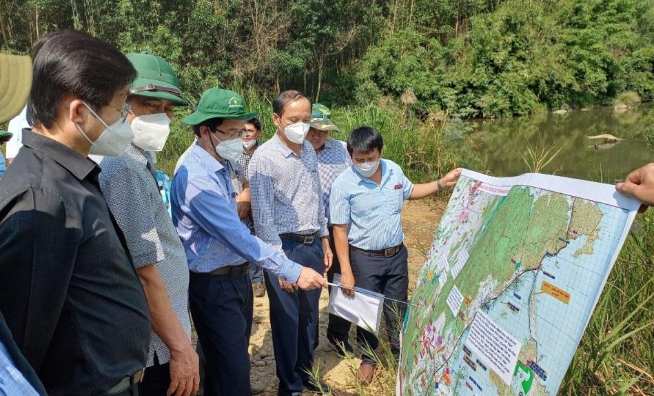 Lãnh đạo tỉnh Đắk Lắk khảo sát, kiểm tra các địa bàn dự kiến tuyến cao tốc Khánh Hòa - Buôn Ma Thuột đi qua. Ảnh: CTV