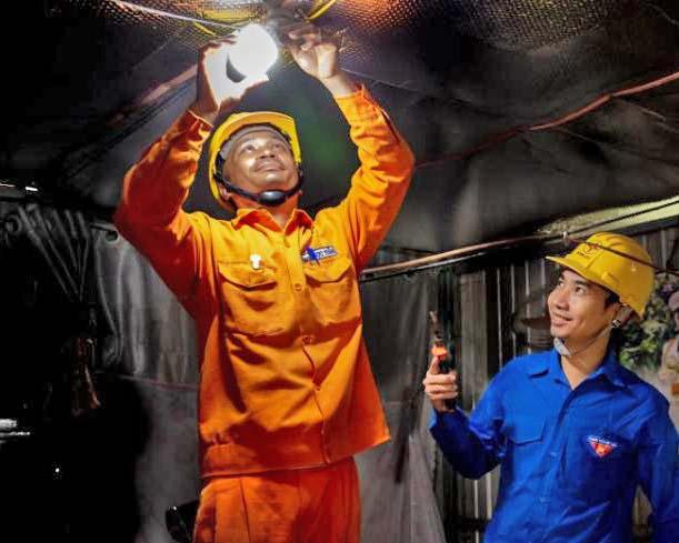 Công ty Điện lực Gia Lai luôn nỗ lực đầu tư, hoàn thiện hạ tầng lưới điện, đảm bảo cấp điện kịp thời, liên tục cho người dân. Ảnh: Hà Duy