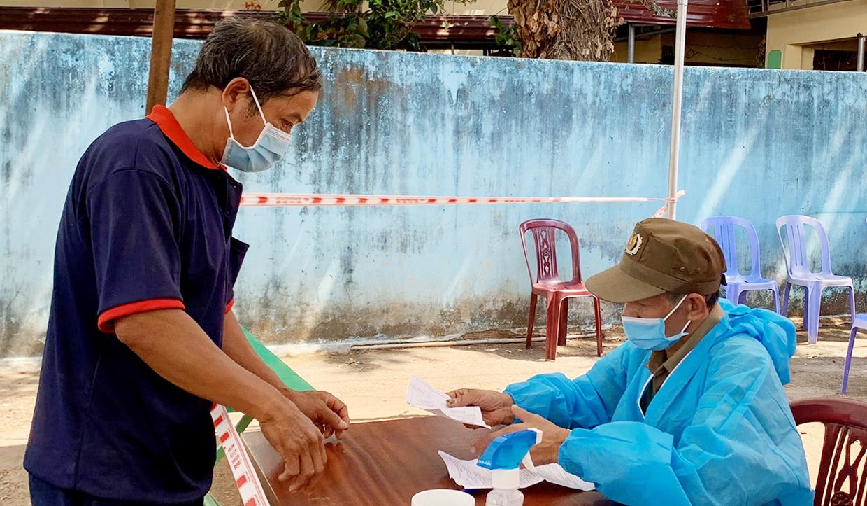 Người dân khai báo y tế trước khi tiêm vắc xin phòng Covid-19 tại điểm tiêm trên địa bàn phường Hội Thương, TP. Pleiku. Ảnh: Như Nguyện