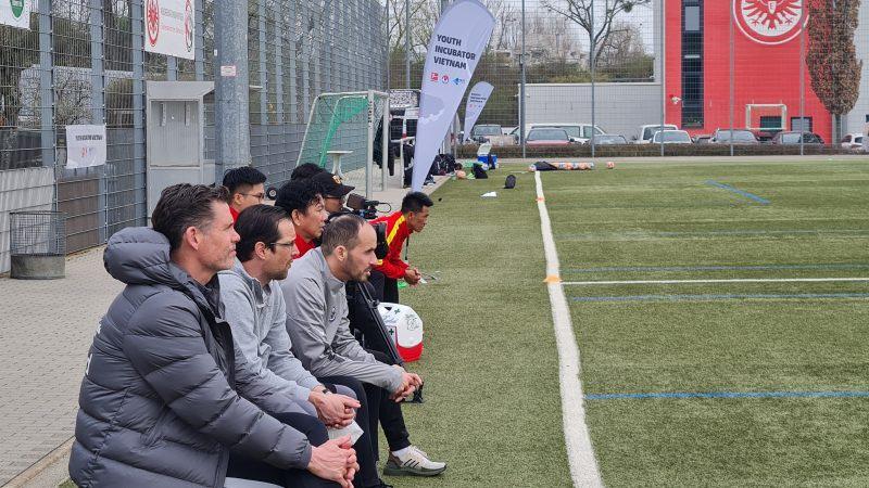 Đội ngũ chuyên gia U.16 Eintracht Frankfurt quan sát U.17 Việt Nam tập luyện. Ảnh: VFF