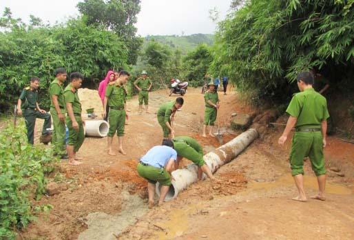 Đoàn viên, thanh niên Trại giam Gia Trung lắp đặt cống thoát nước cho bà con tại xã Đak Jơ Ta (huyện Mang Yang). Ảnh: N.D