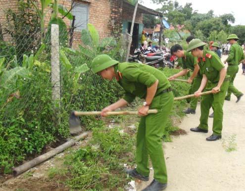 Tham gia dọn vệ sinh đường làng giúp người dân.