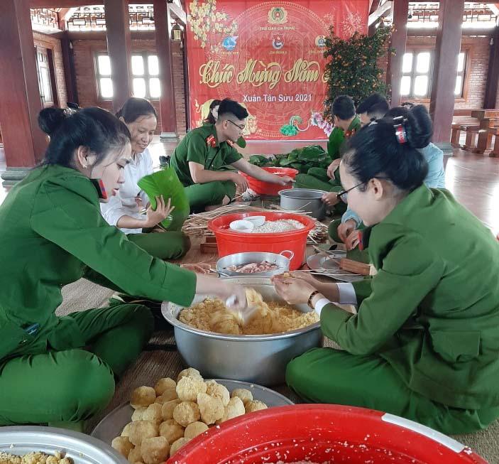 Gói bánh chưng tặng các hộ nghèo.