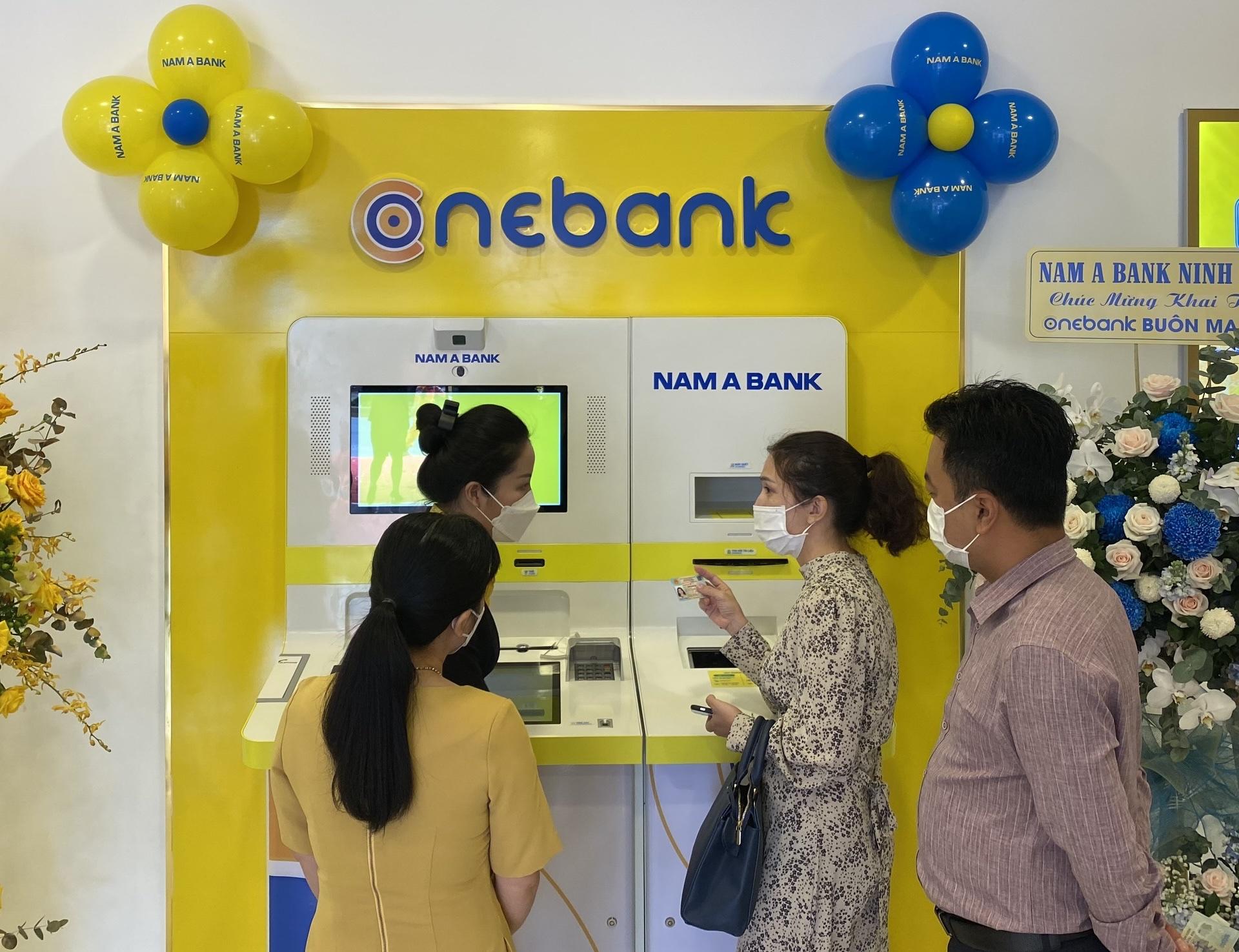 Khách hàng trải nghiệm dịch vụ của Hệ sinh thái số ONEBANK tại TP. Buôn Ma Thuột