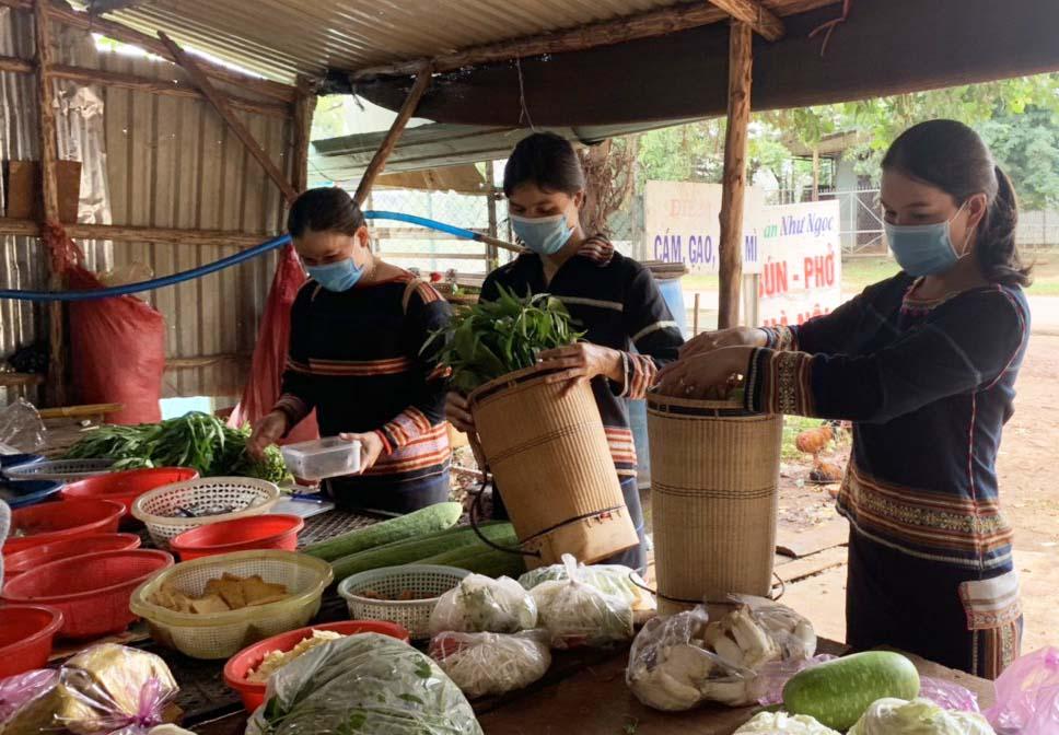 Các thành viên Câu lạc bộ Phụ nữ nói không với rác thải nhựa của Hội LHPN xã Ia Mơ Nông đi chợ bằng gùi. Ảnh: Nhật Hào