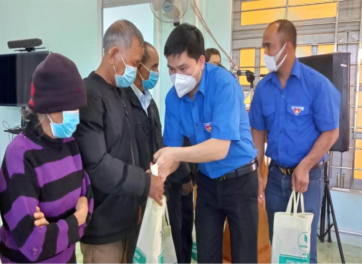 Anh Hồ Xuân Bắc-Bí thư Đoàn Thanh niên Công ty TNHH một thành viên Cao su Mang Yang tặng quà cho người dân khó khăn xã A Dơk (huyện Đak Đoa). Ảnh: Phan Lài